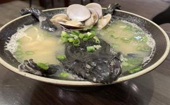 مطعم تايواني يثير الجدل بطبق الضفدع الكامل غير المقشر