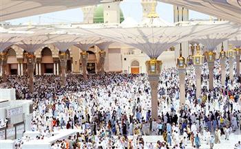 مئات الآلاف يؤدون صلاة الجمعة بالمسجد النبوي الشريف  