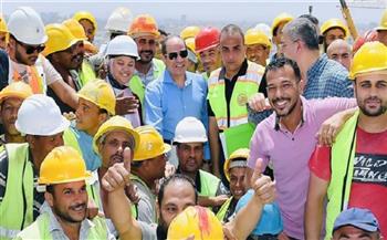 صورة تذكارية للرئيس السيسي وسط العمال والمهندسين خلال تفقده عدد من الطرق والمحاور
