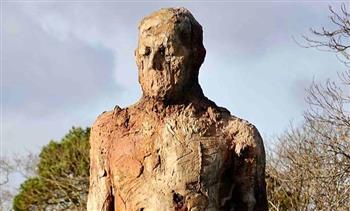 إضاءة تمثال عملاق لرجل يثير غضب السكان في المملكة المتحدة