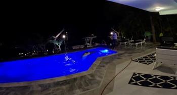 رجل يعثر على تمساح داخل حمام السباحة بمنزله| فيديو