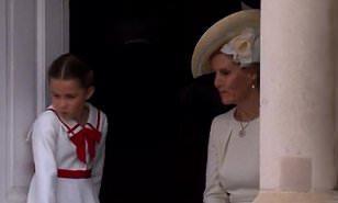 الأميرة شارلوت في مقطع طريف مع دوقة إدنبرة (فيديو)