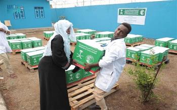 مركز الملك سلمان للإغاثة يوزع 383 سلة غذائية بمحلية كسلا في السودان