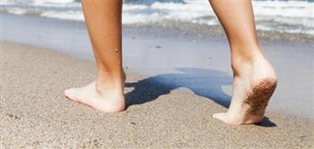 للنساء.. فوائد عديدة للمشي حافية القدمين على رمال البحر