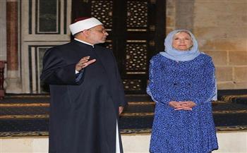 رئيس جامعة الأزهر يصطحب سيدة أمريكا الأولى في جولة بالجامع الأزهر