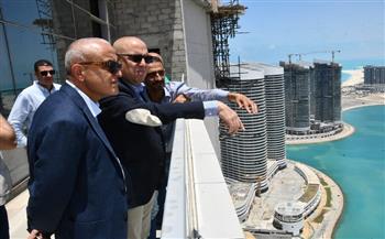 وزير الإسكان يتابع مشروعات مدينة العلمين الجديدة من الطابق الـ42 ببرج بالمنطقة الشاطئية
