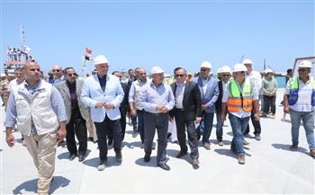 وزير النقل يتفقد مواقع العمل بمشروعي تطوير ميناء العريش