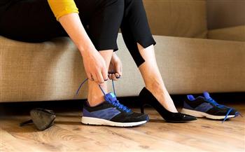 لراحة قدميك.. فوائد عديدة لارتدائك الأحذية المسطحة والرياضية