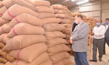 محافظ أسيوط: ارتفاع نسبة توريد القمح إلى 132 ألف طن بمواقع التخزين