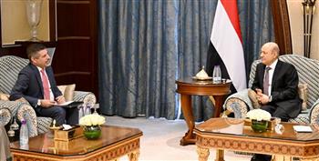 رئيس القيادة اليمني يؤكد ضرورة انتقال المجتمع الدولي للفعل إزاء الانتهاكات الحوثية 