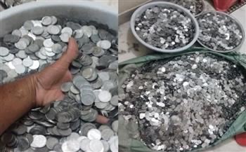 فيديو.. هندي يدفع ربع طن من العملات المعدنية كتعويض لطليقته