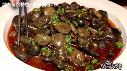 صخور النهر المقلية أغرب طعام شارع صيني