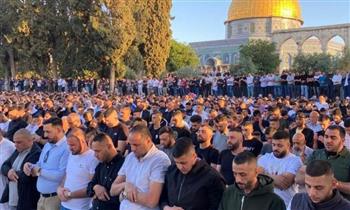 عشرات الآلاف من الفلسطينيين يؤدون صلاة الجمعة بالمسجد الأقصى