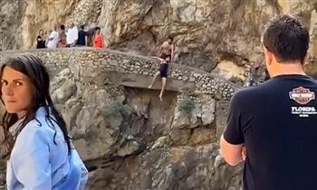 أثناء قفزها بالبحر.. اصطدام سائحة بالصخور في مشهد مروع بإيطاليا 
