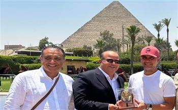 جوارديولا يصل مصر لقضاء إجازته الصيفية