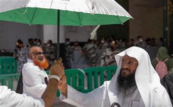 «شؤون الحرمين»: توزيع 12 ألف مظلة و3 آلاف سجادة على قاصدي المسجد الحرام