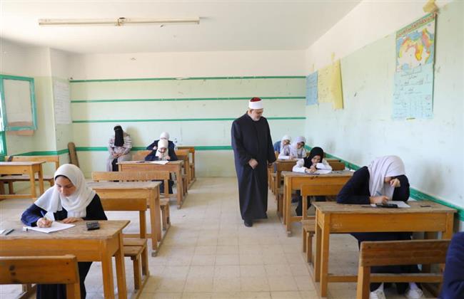 وكيل الأزهر يتفقد لجان الثانوية الأزهرية للقسم العلمي في مادة الأحياء