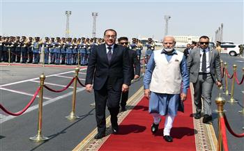 رئيس الوزراء يستقبل نظيره الهندي والوفد المرافق له بمطار القاهرة