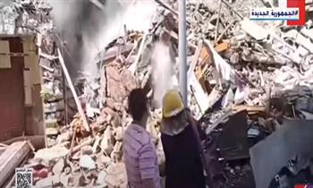 اللقطات الأولى من موقع حادث انهيار عقار الإسكندرية (فيديو)