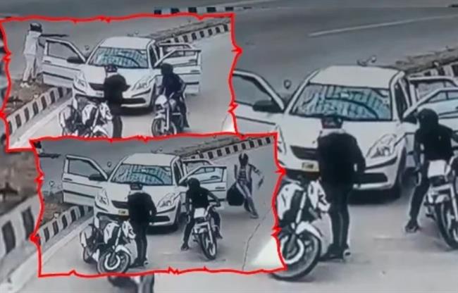مشاهد صادمة لسرقة تحت تهديد السلاح على طريق عام بوضح النهار (فيديو)