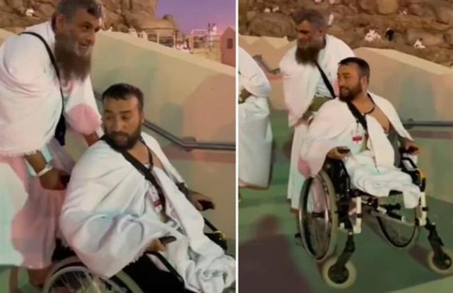 مشعر عرفات.. لقطة مؤثرة لحاج معاق يساعد معاقًا آخر في الصعود إلى جبل الرحمة (فيديو)