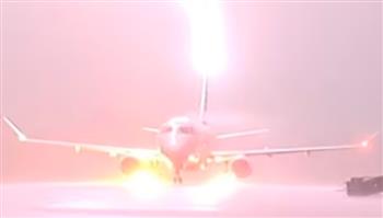 مشهد مخيف من قمرة القيادة.. صاعقة تضرب طائرة بعد هبوطها| فيديو