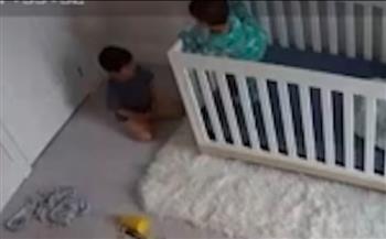 براءة مدهشة.. طفل يتسلّل لغرفة نوم شقيقه بعد منتصف الليل لهذا السبب (فيديو)