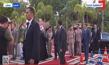 الرئيس السيسي يصل مسجد القوات الجوية لأداء صلاة عيد الأضحى المبارك (فيديو)