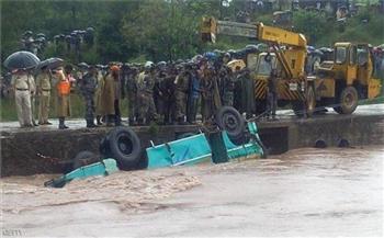 مصرع وإصابة 29 شخصا إثر سقوط شاحنة في نهر بوسط الهند
