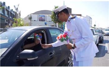 وزارة الداخليه تشارك المواطنين فرحة عيد الأضحى بالهدايا والزهور