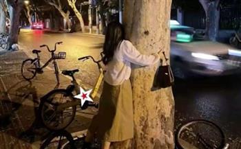 تعانق الأشجار.. سيدة تروج لأسلوب غريب للشعور بالراحة النفسية