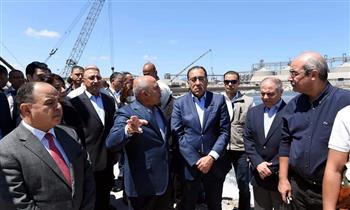 رئيس الوزراء يتفقد محطة الصب الجاف بميناء الدخيلة بالإسكندرية