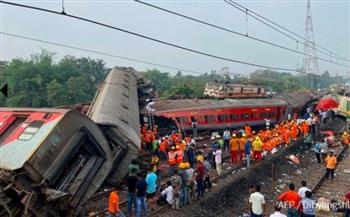 كارثة في الهند بعد تصادم 3 قطارات وسقوط مئات الضحايا «فيديو»