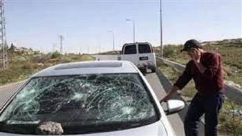 مستوطنون يهاجمون مركبات المواطنين شمال شرق رام الله