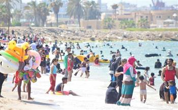 رحلات اليوم الواحد تنعش شواطئ بورسعيد في ثالث أيام عيد الأضحى