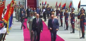 لحظة استقبال الرئيس السيسي لنظيره الموريتاني بمطار القاهرة (فيديو)