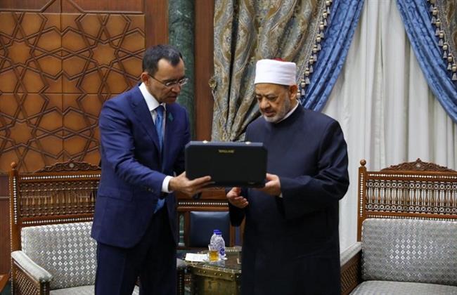 كازاخستان تقلد شيخ الأزهر وسام الصداقة من الدرجة الأولى لجهوده في نشر السلام العالمي 