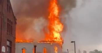 حريق يلتهم كنيسة تاريخية في أمريكا 