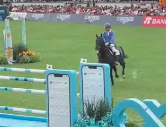 فيديو.. فارس كاد أن يفقد حياته أثناء قفز الحواجز
