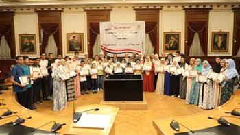محافظ القاهرة يكرم 43 طالبًا وطالبة لحصولهم على المراكز الأولى بالمسابقة الدينية 