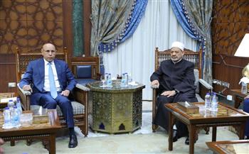 الإمام الأكبر يناقش مع الرئيس الموريتاني تعزيز استفادة أبناء موريتانيا من المنح الأزهرية 