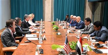 وزير الخارجية الأمريكي يلتقي رئيس مجلس القيادة الرئاسي اليمني لبحث سبل التعاون