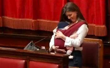 للمرة الأولى بالتاريخ.. نائبة تُرضع طفلها داخل البرلمان الإيطالي وسط تصفيق حاد| فيديو