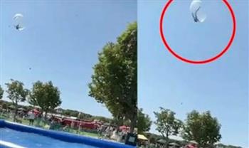 مصيره مروع.. عاصفة تخطف طفل داخل كرة عملاقة وتقذفه في الهواء| فيديو