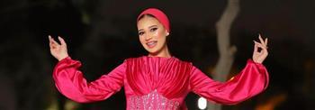 منة طه تقدم فيلما قصيرا عن المرأة ومشكلاتها بـ«محجبة»