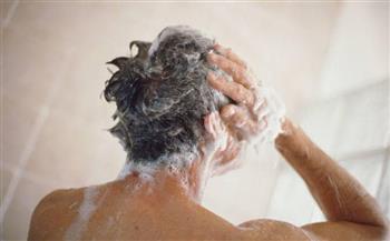 باستخدام الصودا والخل.. رجل يغسل شعره بعد ست سنوات دون عناية