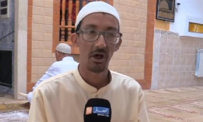 أثناء السجود في الصلاة.. جزائري كفيف يستعيد بصره (فيديو)