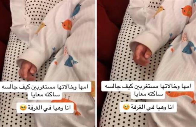 فطرة الخلق.. رضيعة ترفع إصبع التوحيد كلما ذُكر اسم الله (فيديو)