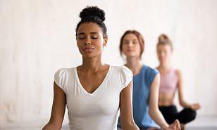 دراسة: اليوجا وفصول التأمل العصرية يمكنها التغلب على الاكتئاب والقلق