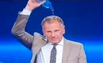 بسبب الحر.. مذيع شهير يسكب المياه فوق رأسه على الهواء (فيديو)